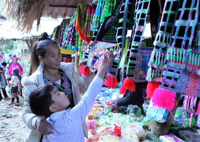 Aquí se venden vestidos tradicionales de comunidades minoritarias. (Fuente: VNA)