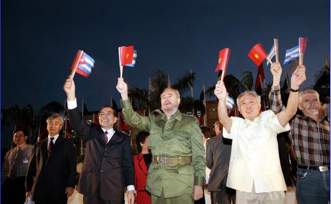 El secretario general del PCV, Nong Duc Manh, y el presidente cubano, Fidel Castro, asistieron a un mitin de solidaridad con Vietnam en la Universidad de Informática (La Habana) el 8 de marzo de 2004, con la participación de cinco mil estudiantesde la Isla. (Fuente: VNA)