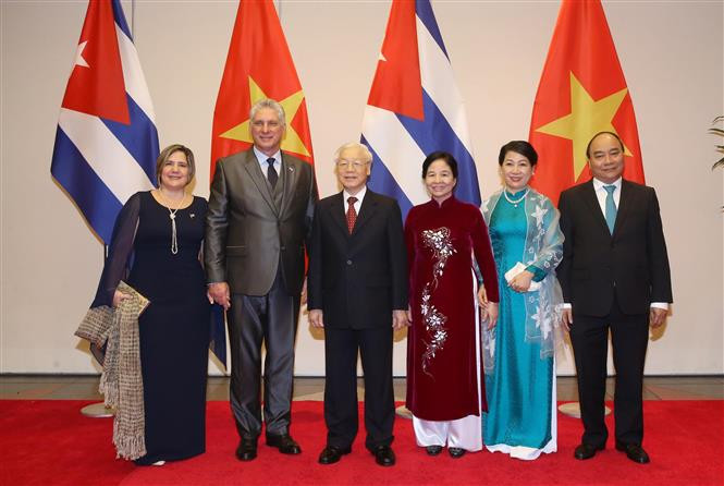 El presidente de los Consejos de Estado y de Ministros de Cuba, Miguel Díaz-Canel Bermúdez; el secretario general del PCV y presidente de Vietnam, Nguyen Phu Trong; y el premier vietnamita, Nguyen Xuan Phuc; junto con sus respectivos cónyuges, durante un banquete ofrecido al dirigente cubano durante su visita a Hanoi en noviembre de 2018. (Fuente: VNA)
