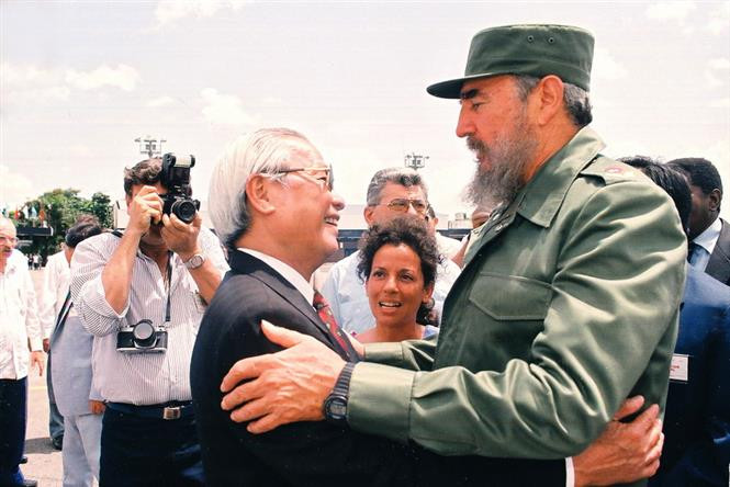 El presidente cubano, Fidel Castro, despidió al primer ministro vietnamita, Vo Van Kien, antes de que el segundo concluyera su visita a la Isla el 10 de julio de 1993. (Fuente: VNA)