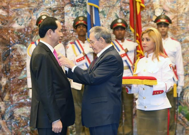 El 16 de noviembre de 2016, el presidente cubano Raúl Castro otorgó al presidente vietnamita, Tran Dai Quang, la Orden José Martí, en el Palacio de la Revolución en La Habana. (Fuente: VNA)