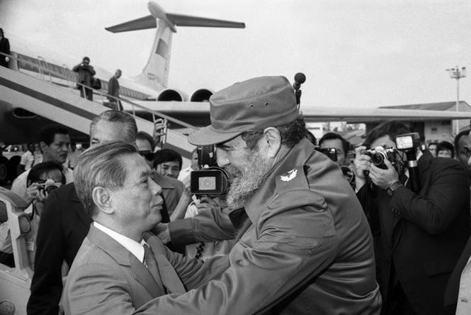 El líder cubano, Fidel Castro, dio la bienvenida al secretario general del PCV, Nguyen Van Linh, durante su visita al país caribeño, en abril de 1989. (Fuente: VNA)
