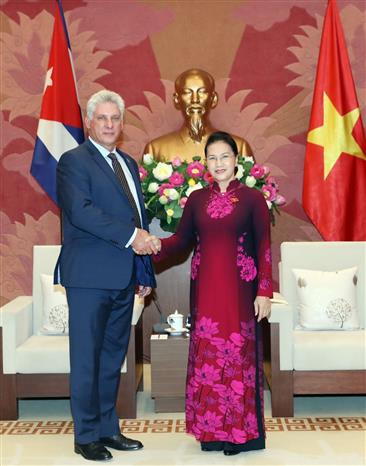 La presidenta de la Asamblea Nacional de Vietnam, Nguyen Thi Kim Ngan, se reunió con el presidente de los Consejos de Estado y de Ministros de Cuba, Miguel Díaz-Canel Bermúdez, durante su visita a Hanoi en noviembre de 2018. (Fuente: VNA)