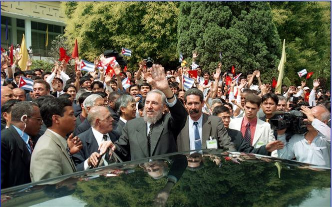El presidente cubano Fidel Castro visitó la Universidad Politécnica de Hanoi, el 23 de febrero de 2003. (Fuente: VNA)