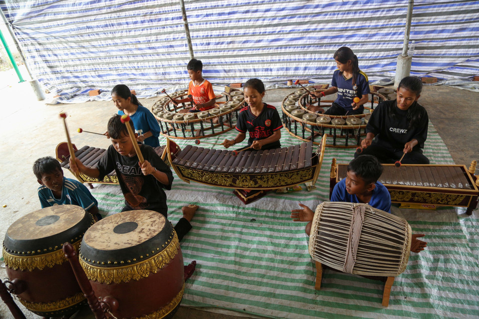 Los niños practican con la orquesta en la Pagoda Ka Ot. (Foto: VNA)