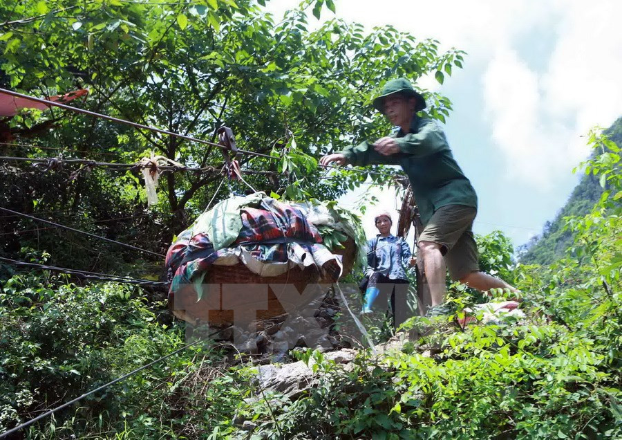 Transporte de anón con cable en Chi Lang (Fuente: VNA)