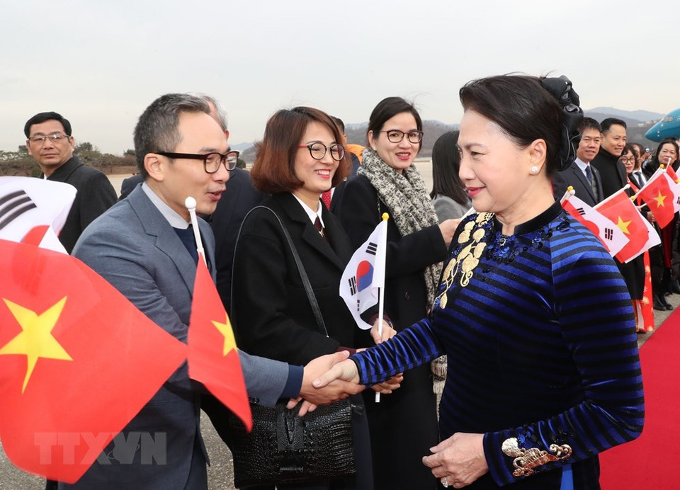 Diplomáticos y representantes de la comunidad vietnamita residente en Corea del Sur reciben a la presidenta parlamentaria (Fuente: VNA)