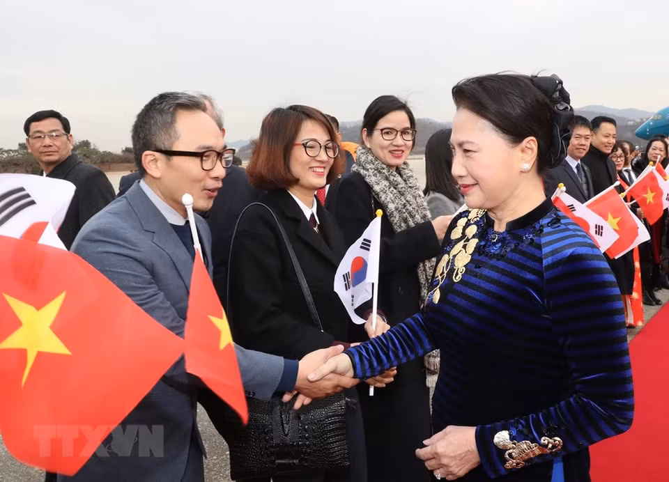 Diplomáticos y representantes de la comunidad vietnamita residente en Corea del Sur reciben a la presidenta parlamentaria (Fuente: VNA)