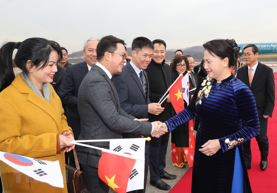 Diplomáticos y representantes de la comunidad vietnamita residente en Corea del Sur reciben a la presidenta parlamentaria (Fuente: VNA)