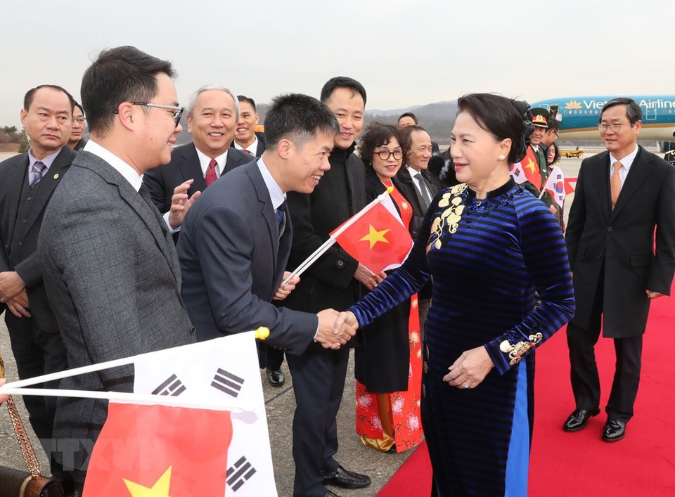Diplomáticos y representantes de la comunidad vietnamita residente en Corea del Sur reciben a la presidenta parlamentaria (Fuente: VNA)