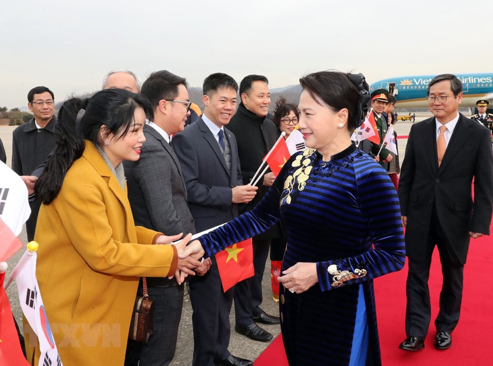 Diplomáticos y representantes de la comunidad vietnamita residente en Corea del Sur reciben a la presidenta parlamentaria (Fuente: VNA)