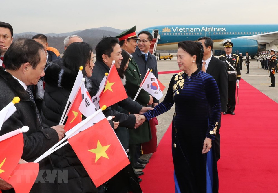 Diplomáticos y representantes de la comunidad vietnamita residente en Corea del Sur reciben a la presidenta parlamentaria (Fuente: VNA)