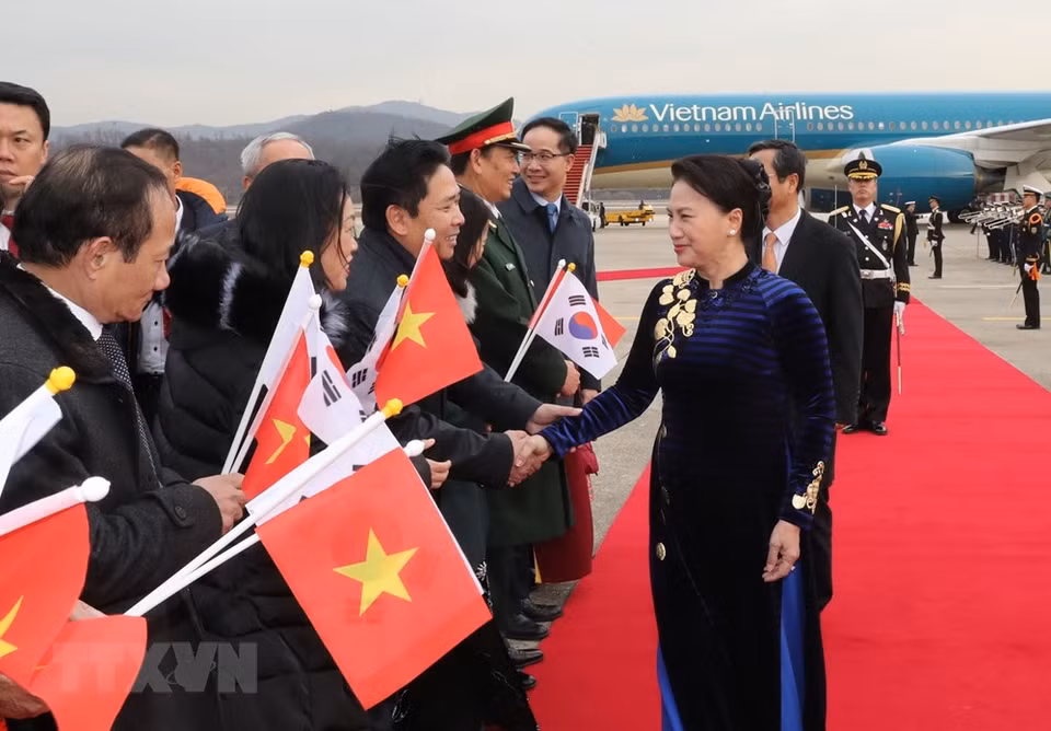 Diplomáticos y representantes de la comunidad vietnamita residente en Corea del Sur reciben a la presidenta parlamentaria (Fuente: VNA)