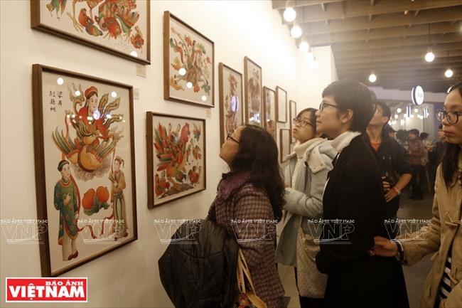  La exhibición de las pinturas folclóricas del pintor Nguyen Xuan Lam fue presentada al público nacional e internacional a principios de 2017.(Fuente: VNA)