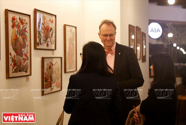 La exposición del pintor Nguyen Xuan Lam ha sido altamente apreciada por turistas nacionales e internacionales.(Fuente: VNA)