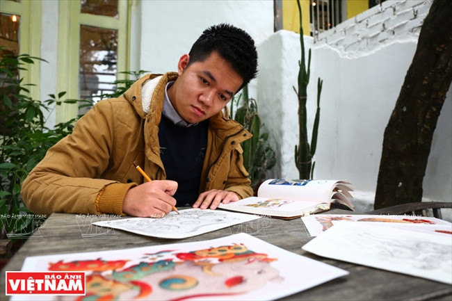 El pintor NguyenXuan Lam siempre muestra una nueva visión en las pinturas folclóricas. (Fuente: VNA)