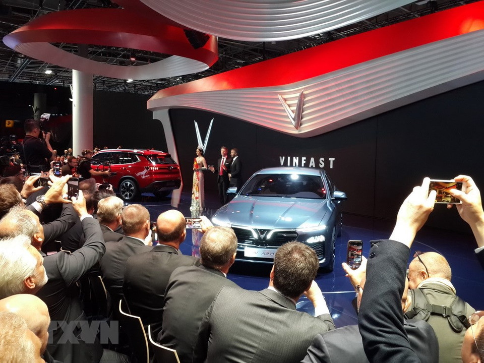 Los automóviles de VinFast expuestos en Paris Motor Show atraen gran atención de los visitantes. (Fuente: VNA) 