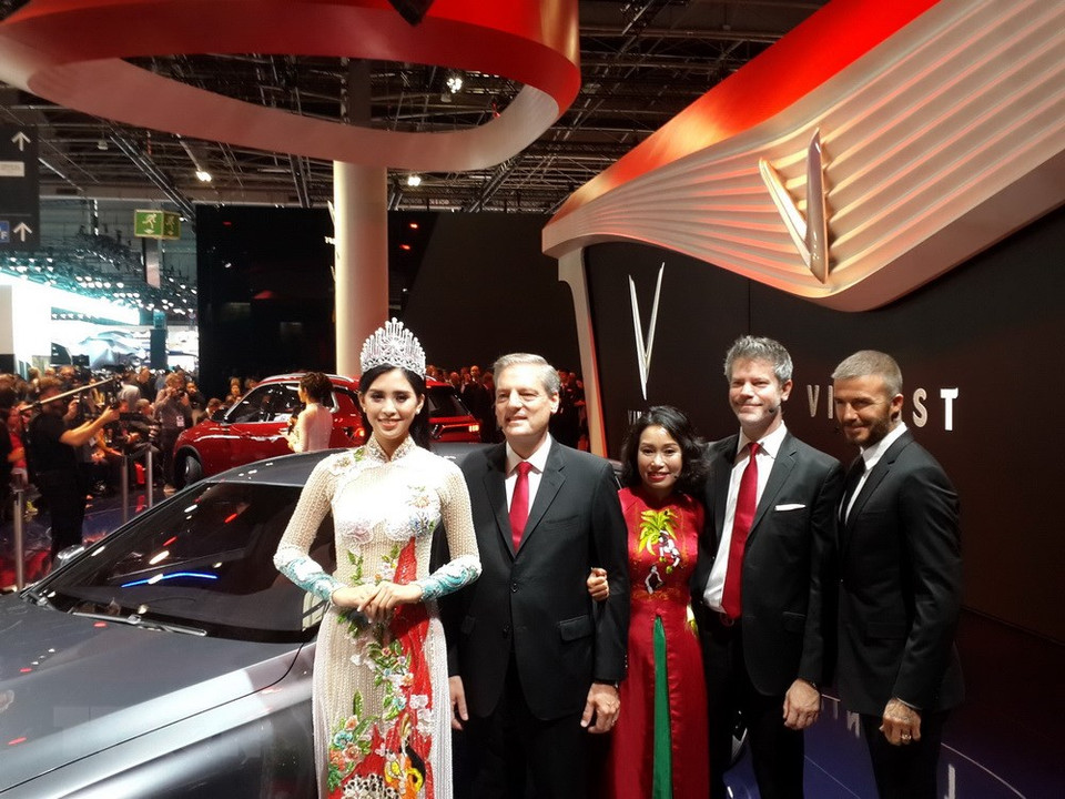 De derecha a izquierda: David Beckham, representantes de Vingroup, y la Miss Vietnam 2018, Tran Tieu Vy. (Fuente: VNA)