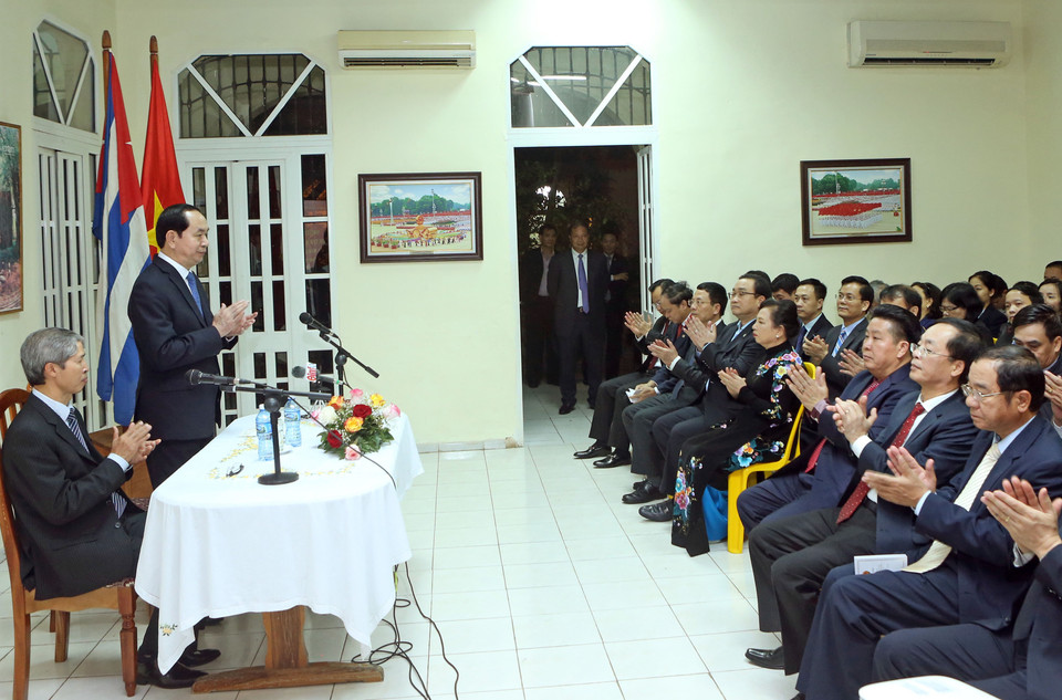 El presidente se reúne con funcionarios de la Embajada de Vietnam en Cuba (Fuente: VNA)