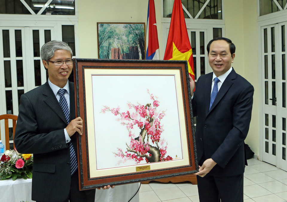 El presidente entrega regalos a la Embajada de Vietnam en Cuba (Fuente: VNA)