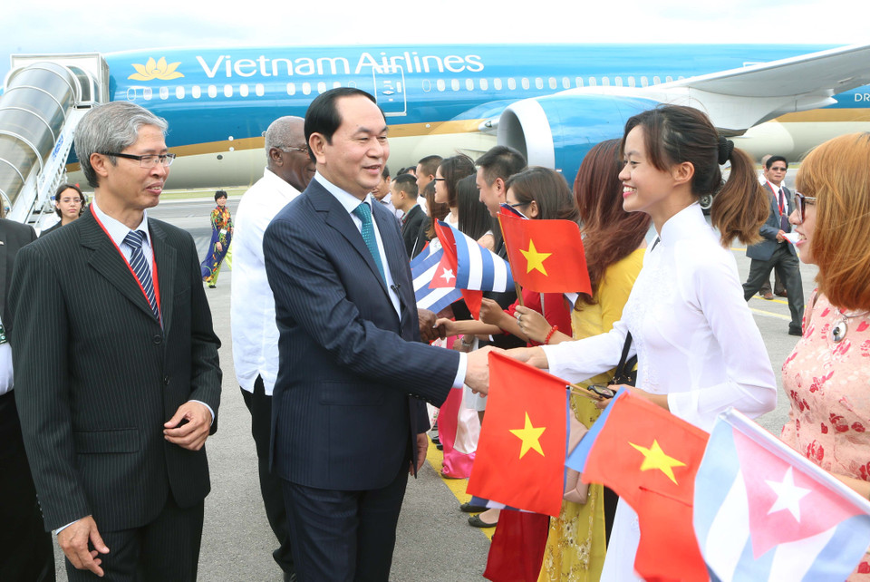 Representantes de la comunidad vietnamita en Cuba reciben al presidente Dai Quang en el aeropuerto (Fuente: VNA)