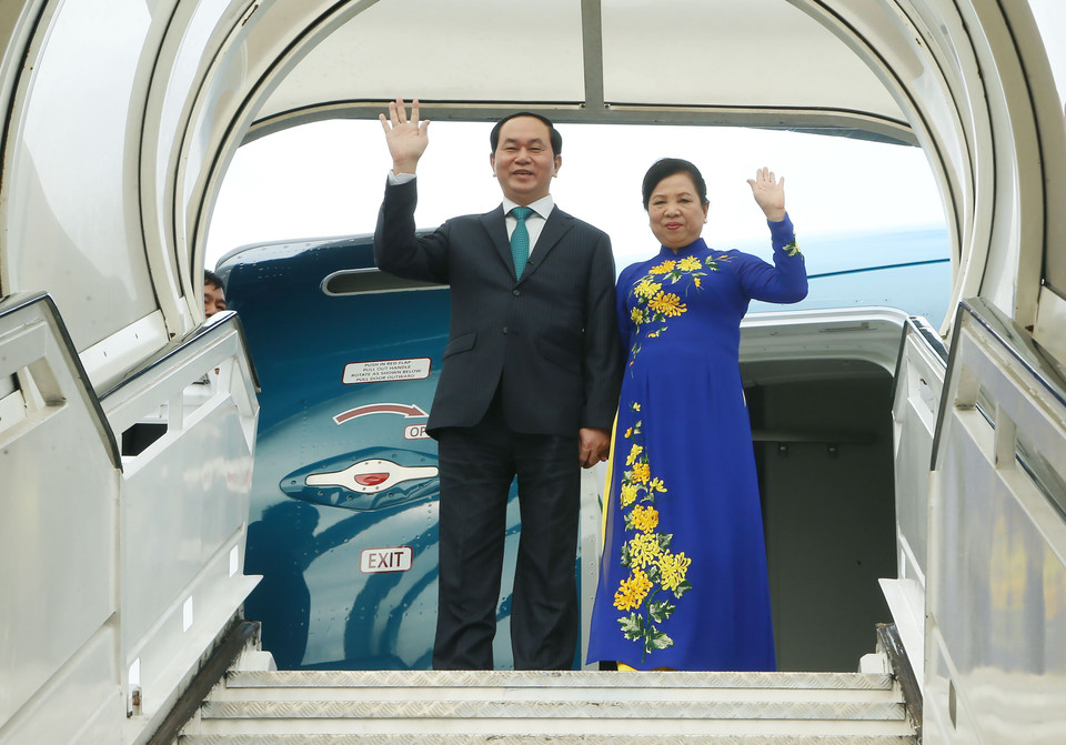 El presidente Tran Dai Quang y su esposa llegan al aeropuerto internacional de José Martí, en La Habana (Fuente: VNA)