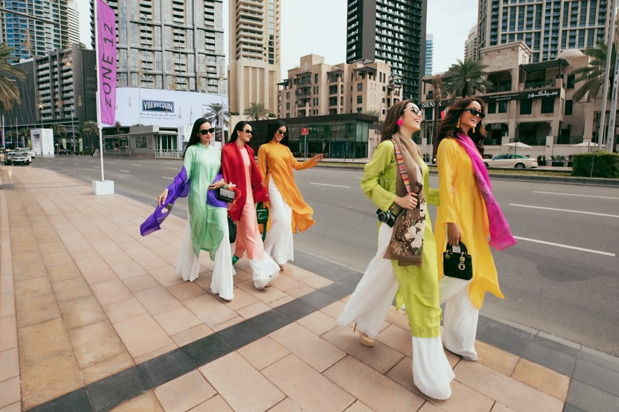 En la primera serie de fotos, las bellezas eligieron Ao dai del diseñador Vu Viet Ha. Con un diseño innovador, mostraron las características tradicionales y al mismo tiempo el espíritu moderno de ese traje. (Foto: Vietnam+)