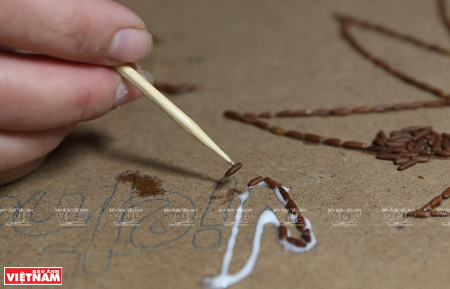 Las pinturas de arroz se utilizarán con goma como material adhesivo para unir los granos de arroz y que queden firmes. (Foto: Revista Vietnam)