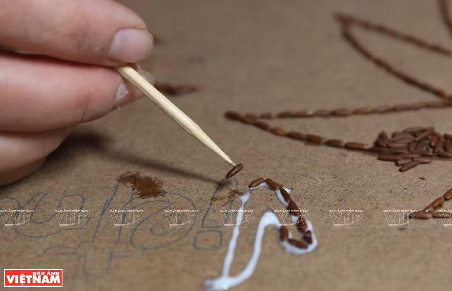 Las pinturas de arroz se utilizarán con goma como material adhesivo para unir los granos de arroz y que queden firmes. (Foto: Revista Vietnam)