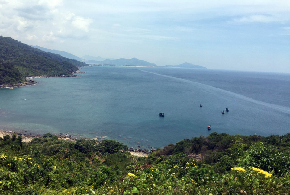 Barcos de pesca en la bahía de Lang Co. (Foto: VNA)