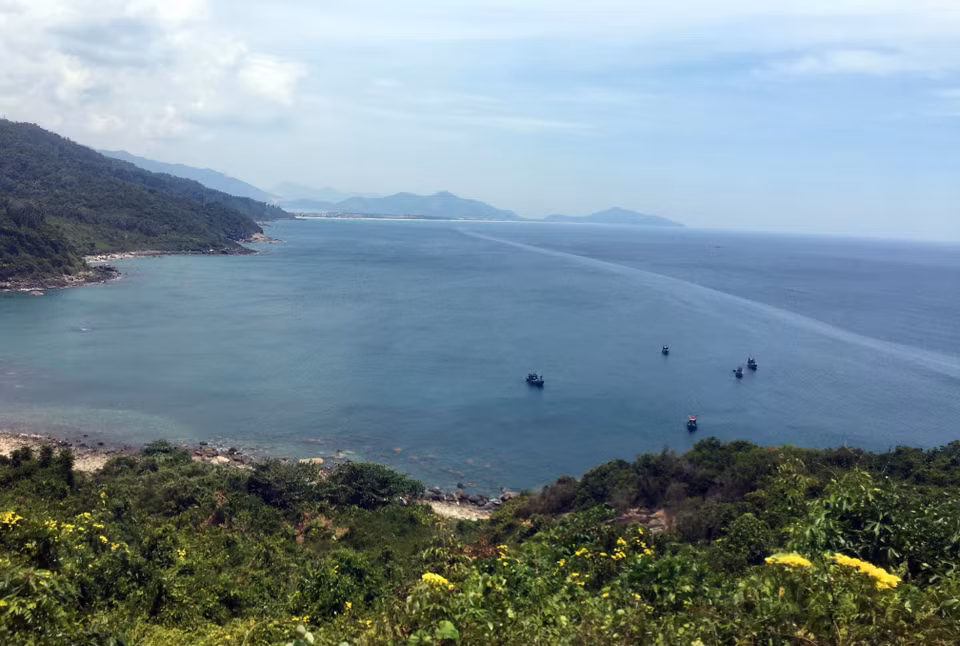 Barcos de pesca en la bahía de Lang Co. (Foto: VNA)