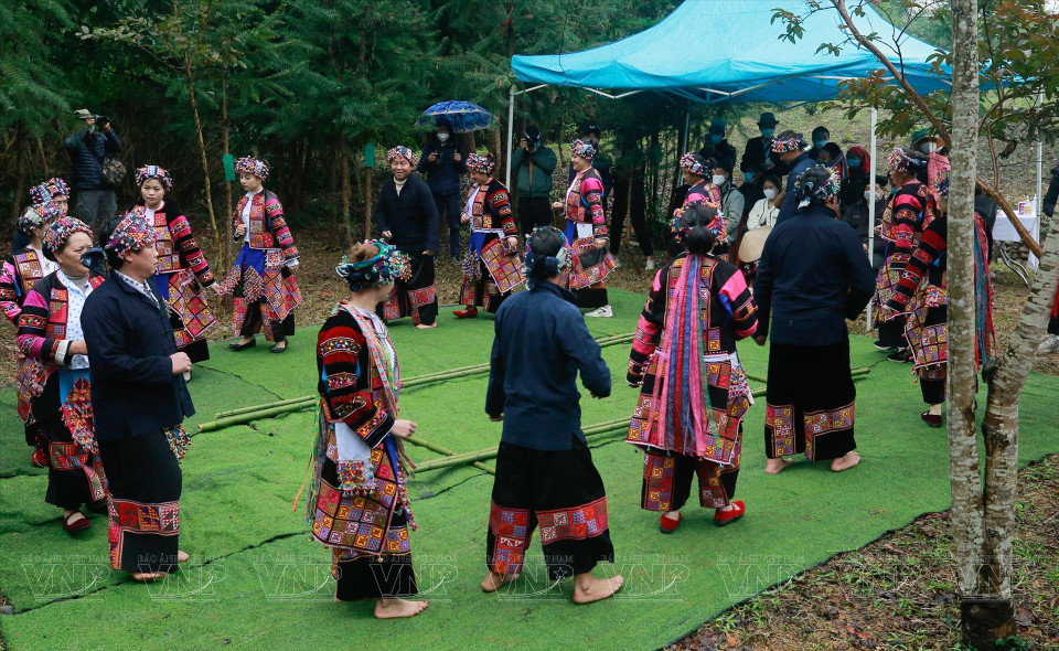 Luego de la ceremonia frente al altar ancestral, los pobladores participan en bailes y cantos. (Foto: VNA)
