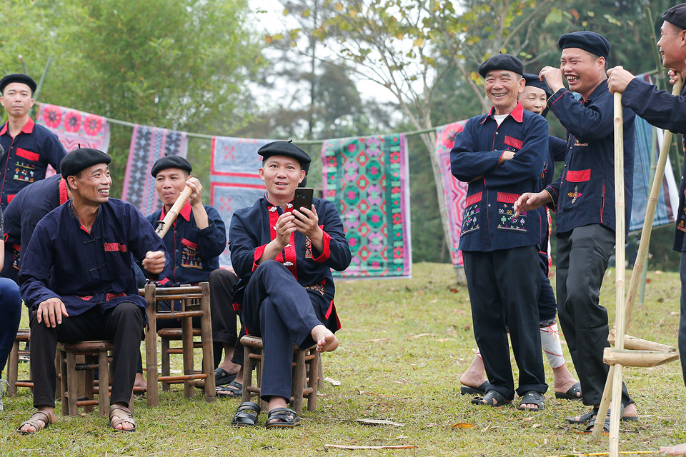 El vestuario deviene un elemento importante que expresa la cristalización creativa y contribuye al mantenimiento, preservación y la promoción de los valores culturales de esta minoría, preservados en cada casa, de generación en generación.