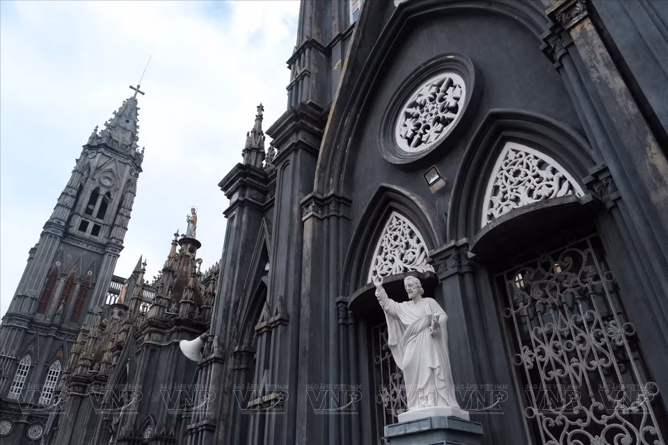 Recientemente reconstruida, la iglesia de Hung Nghia todavía conserva su arquitectura gótica. (Foto: Revista Vietnam)