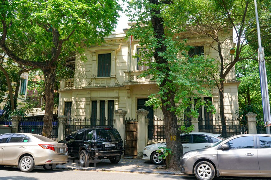 Para 2025, Hanoi tiene como objetivo renovar 60 villas y otras estructuras. Con el fin de agilizar el proceso de catalogación, embellecimiento y aprovechamiento eficiente de las villas públicas construidas antes de 1954 en la ciudad y evitar el despilfarro del recurso de suelo, el Comité Popular municipal ha adoptado diversas medidas al respecto. La ciudad también compilará un listado de mansiones que no se pueden vender y considerará la reubicación de hogares y negocios de villas, las cuales pertenecen al Estado, que funcionan como residencias y oficinas. Con esta actividad, la ciudad recaudará fondos para la conservación mientras preserva el preciado patrimonio arquitectónico que, si se pierde, nunca se restaurará. (Foto: Minh Hieu/Vietnam+) 