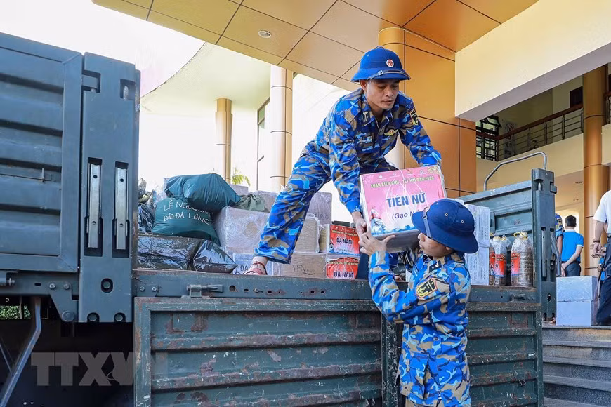 Ante la llegada del Año Nuevo Lunar, los barcos de la Zona 4 de la Fuerza Naval han traslado productos básicos a los soldados y pobladores de Truong Sa (Spratly). (Foto: VNA)