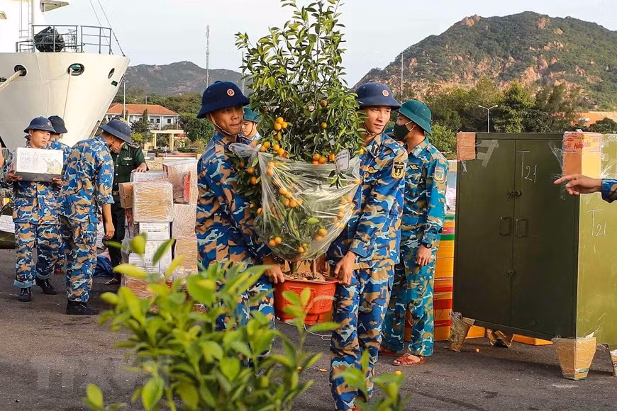 Trasladan regalos del Tet a Truong Sa. (Foto: VNA)
