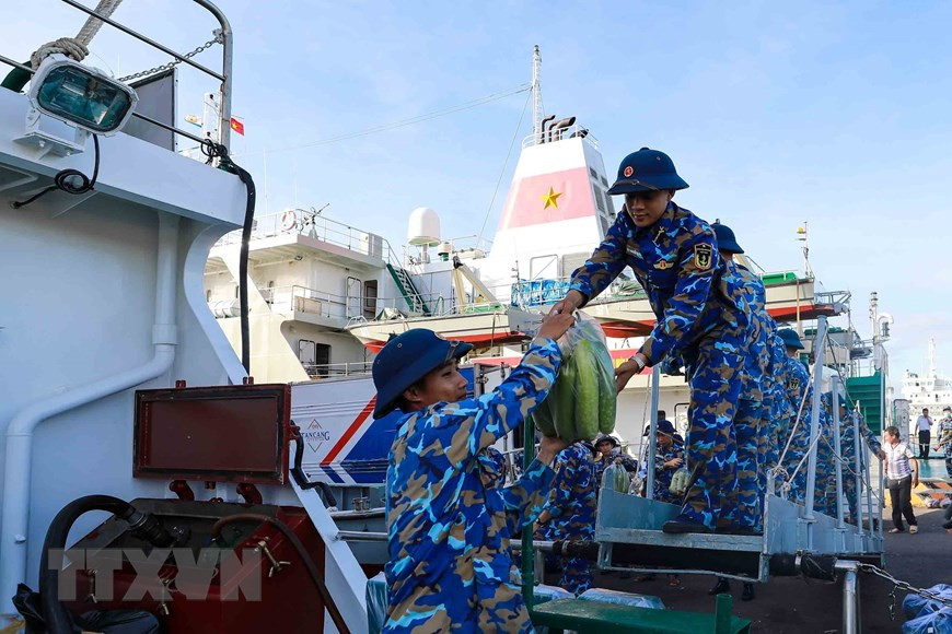 Trasladan regalos del Tet a Truong Sa. (Foto: VNA)