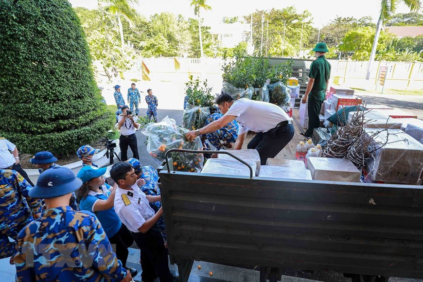 Los regalos serán llevados por los barcos a Truong Sa, con el deseo de brindarles a los soldados y residentes en ese territorio un Tet alegre y feliz. (Foto: VNA)