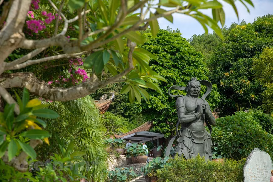 Dos estatuas gigantes del protector Kim Cang en la entrada de la pagoda. (Foto:/Vietnam+)