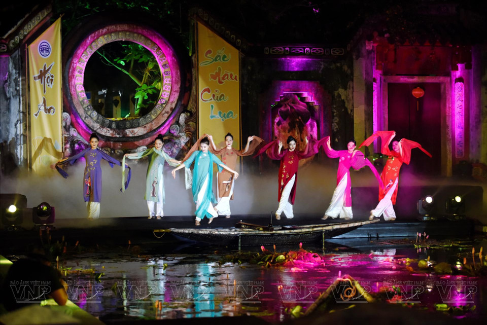 La suavidad y la elegancia de la seda crean la belleza única de la mujer de esta región.