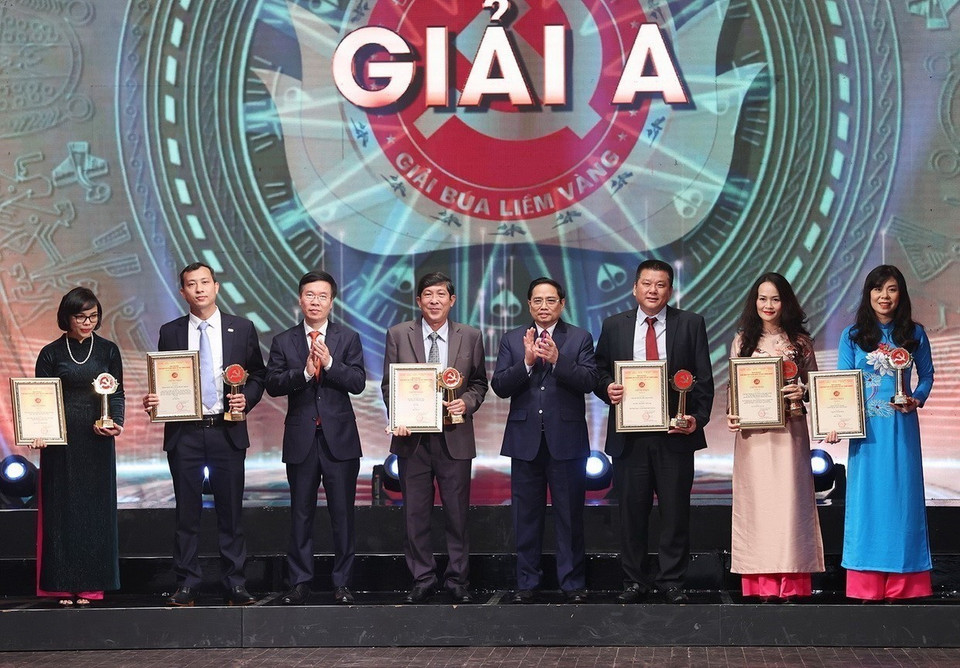 El primer ministro Pham Minh Chinh y el miembro permanente del Secretariado del Comité Central del Partido Comunista de Vietnam, Vo Van Thuong, entregaron premios a autores y grupos de periodistas ganadores en la ceremonia del 6º Premio Nacional de la Prensa para la Construcción del Partido 2021. (Foto: VNA)