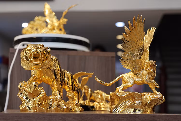 Para el Año Nuevo Lunar 2022 se lanzó al mercado una serie de estatuas de tigres chapadas en oro de 24 quilates con precios que van desde unos pocos millones hasta varias decenas de millones de dongs (moneda vietnamita), dependiendo del tamaño. (Foto: Noticias/VNA)