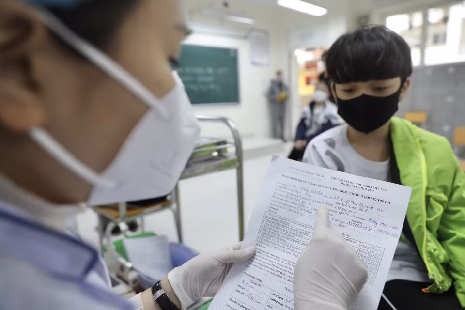 Cada alumno tiene un código de identificación, lo que facilitará la concesión del pasaporte de vacuna después. Foto: VNA