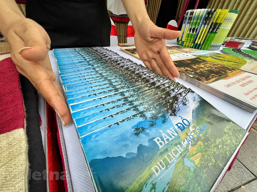 La provincia de Cao Bang es uno de los destinos con muchos paisajes naturales hermosos y atractivos, así como una cultura étnica única. Los colores de la artesanía popular en Cao Bang se presentan en el espacio de exposición. La localidad posee un gran potencial turístico con muchos destinos y paisajes famosos, que atraen la atención de visitantes nacionales y extranjeros, como el sitio de reliquias históricas de Pac Bo, la cascada de Ban Gioc, la cueva de Nguom Ngao, el complejo turístico de Phia Oac - Phia Den, el lago Thang Hen, la montaña Mat Than, la cascada Nam Tra y la pagoda Truc Lam. (Foto: Mai Mai/Vietnam+) 