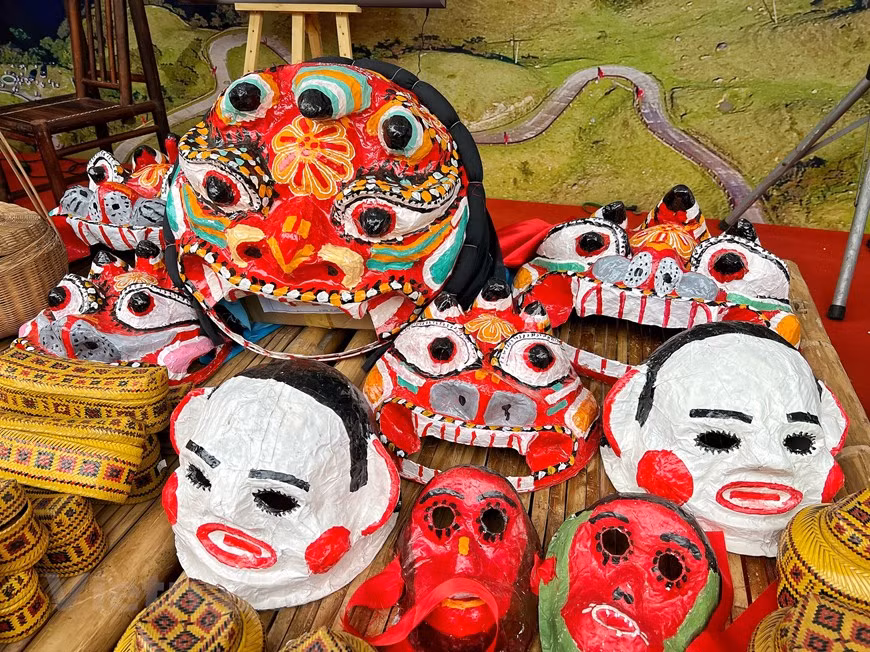 Este es uno de los eventos del programa “Viajando por las regiones patrimoniales del Viet Bac” que se realiza anualmente con la participación de las provincias mencionadas. Los visitantes podrán informarse sobre el turismo en cada localidad, disfrutar de las especialidades, admirar y experimentar los productos turísticos típicos. El evento marca la primera vez que el programa se organiza fuera de la zona, con el objetivo de promover el turismo local. La región alberga destinos turísticos famosos como el sitio turístico nacional de Mau Son, el sitio de reliquias especiales nacionales de Pac Bo, las cascadas de Ban Gioc y la meseta rocosa de Dong Van, geoparque mundial de la UNESCO. (Foto: Mai Mai/Vietnam+) 
