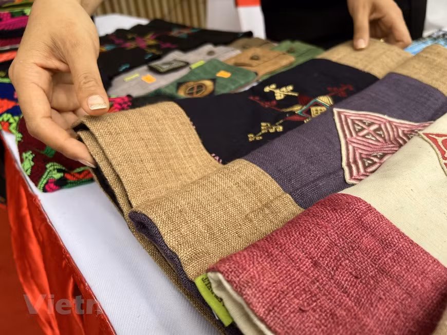 En 2022, el programa “Viajando por las regiones patrimoniales de Viet Bac” está organizado por la provincia de Ha Giang y está asociado con la ciudad de Hanoi. El programa tiene muchos eventos atractivos, que son la convergencia de los colores culturales de las provincias de esa región. Esta es también una oportunidad para que esas localidades promuevan, divulguen y recuperen el turismo después de la pandemia de COVID-19. Se presentan en la ocasión patrones de trajes de minorías étnicas de las tierras altas del noreste. En la foto: El tejido de yute del pueblo Mong se combina con los motivos bordados a mano del pueblo Tay. (Foto: Mai Mai/Vietnam+) 