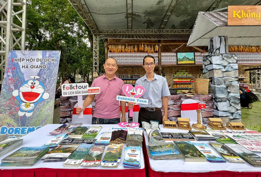 Considerada como una oportunidad para que las localidades promuevan su imagen y el mercado turístico, la Semana de la Cultura y el Turismo de seis provincias de Viet Bac y Hanoi en 2022 durará desde ahora hasta el 17 de abril. El Centro de Promoción del Turismo de seis provincias de Viet Bac (Cao Bang, Bac Kan, Lang Son, Ha Giang, Tuyen Quang y Thai Nguyen) evalúa el evento como una ocasión para estimular el turismo interno después de la pandemia de COVID-19. Una amplia gama de actividades se llevan a cabo en la zona peatonal alrededor del lago Hoan Kiem y sus áreas adyacentes para promover la cultura de la región montañosa del norte. 