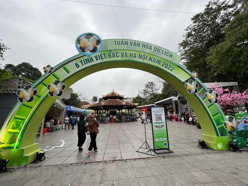 La Semana de la Cultura y el Turismo de seis provincias de la región de Viet Bac y Hanoi, se inaugurará el 16 de abril en el jardín de flores Ly Thai To, en el centro de esta capital. El programa incluye una ceremonia y un espectáculo artístico con el tema "Colores de Viet Bac" interpretado por el grupo de arte de esas localidades. Pero desde esta tarde (15 de abril) el evento arrancó con amplias actividades para presentar las especialidades locales y brindar información cultural y turística a los residentes capitalinos. La zona de Viet Bac comprende seis provincias norteñas que son Cao Bang, Bac Kan, Lang Son, Ha Giang, Tuyen Quang y Thai Nguyen. (Foto: Mai Mai/Vietnam+)
