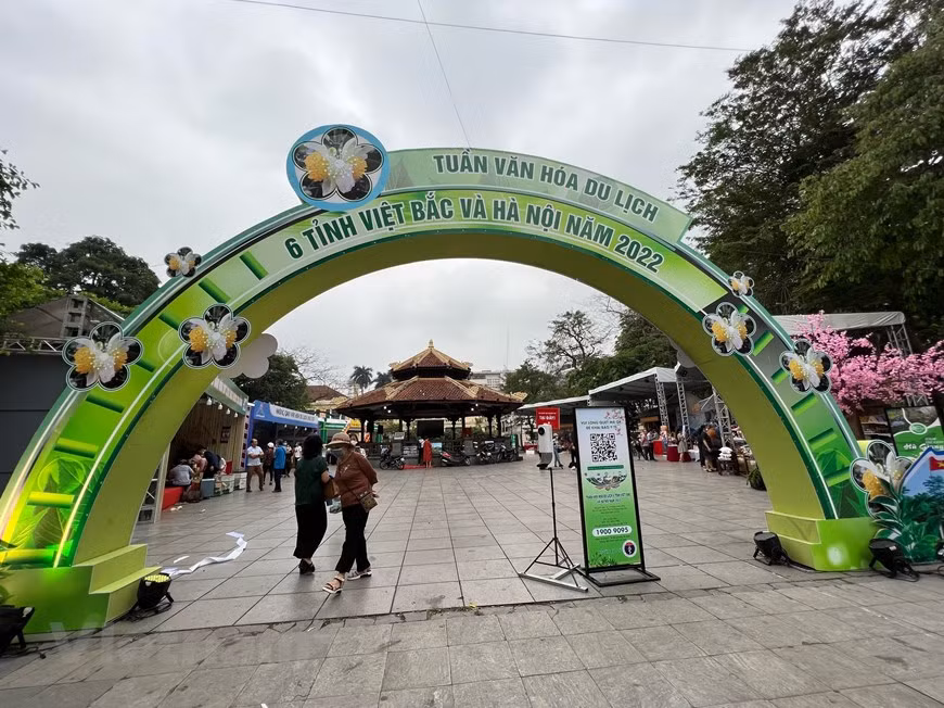 La Semana de la Cultura y el Turismo de seis provincias de la región de Viet Bac y Hanoi, se inaugurará el 16 de abril en el jardín de flores Ly Thai To, en el centro de esta capital. El programa incluye una ceremonia y un espectáculo artístico con el tema "Colores de Viet Bac" interpretado por el grupo de arte de esas localidades. Pero desde esta tarde (15 de abril) el evento arrancó con amplias actividades para presentar las especialidades locales y brindar información cultural y turística a los residentes capitalinos. La zona de Viet Bac comprende seis provincias norteñas que son Cao Bang, Bac Kan, Lang Son, Ha Giang, Tuyen Quang y Thai Nguyen. (Foto: Mai Mai/Vietnam+)